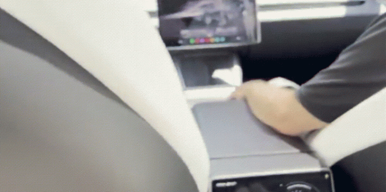 ▲海外用戶體驗特斯拉Robotaxi