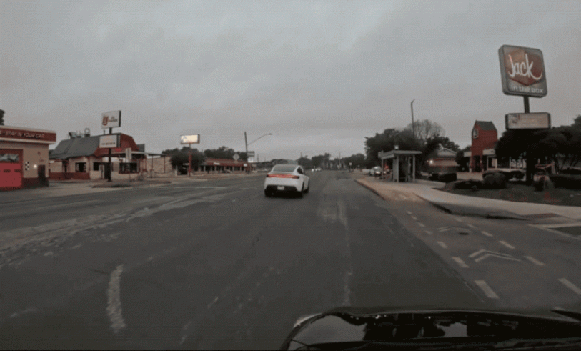 ▲Robotaxi因非車道內的靜止警車猛剎