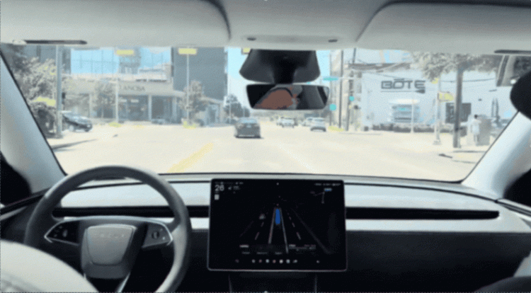 ▲Robotaxi轉向混亂短暫駛入對向車道