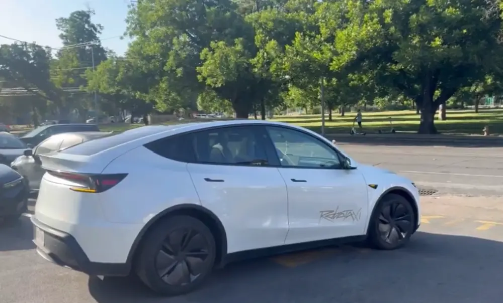 特斯拉無人出租&ldquo;翻車&rdquo;了？上線兩日多次違反交規，運營首日就遭調查