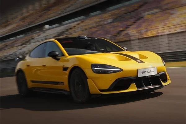 雷軍點贊！掛著京牌的小米SU7 Ultra登上古德伍德賽道