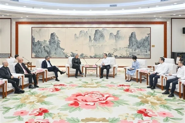 英偉達CEO黃仁勛今天首次中文演講：直言好緊張 要好好練習中文