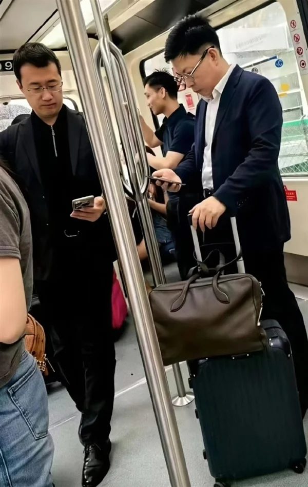 網友機場擺渡車偶遇余承東、何剛：自己拿行李箱 專注看手機