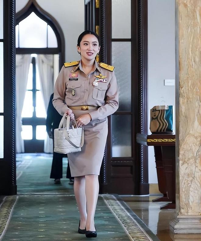 通坦的窘境才知他信家族最大的底气是她瓦力娱乐棋牌离婚不离家!看到如今佩(图5) 通坦的窘境才知他信家族最大的底气是她瓦力娱乐棋牌离婚不离家!看到如今佩(图5)