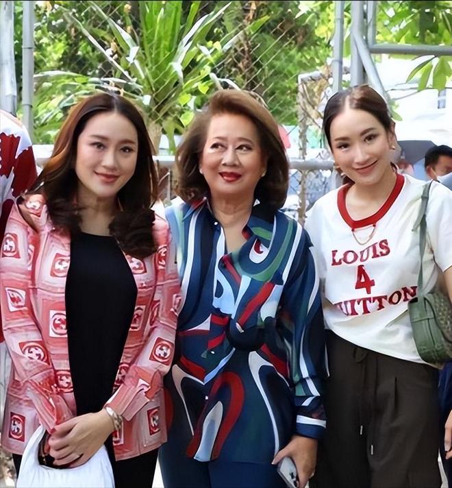 通坦的窘境才知他信家族最大的底气是她瓦力娱乐棋牌离婚不离家!看到如今佩(图11) 通坦的窘境才知他信家族最大的底气是她瓦力娱乐棋牌离婚不离家!看到如今佩(图11)