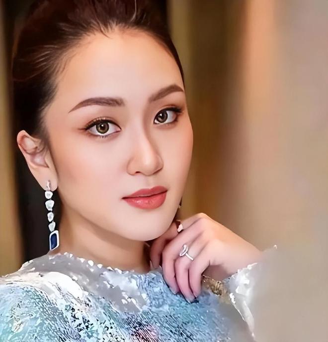 通坦的窘境才知他信家族最大的底气是她瓦力娱乐棋牌离婚不离家!看到如今佩(图16) 通坦的窘境才知他信家族最大的底气是她瓦力娱乐棋牌离婚不离家!看到如今佩(图16)